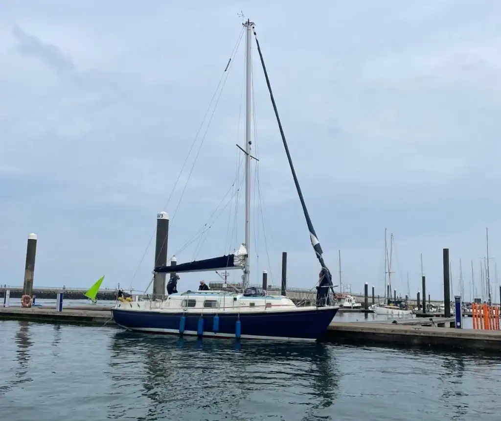 Yacht Onda alongside a pontoon