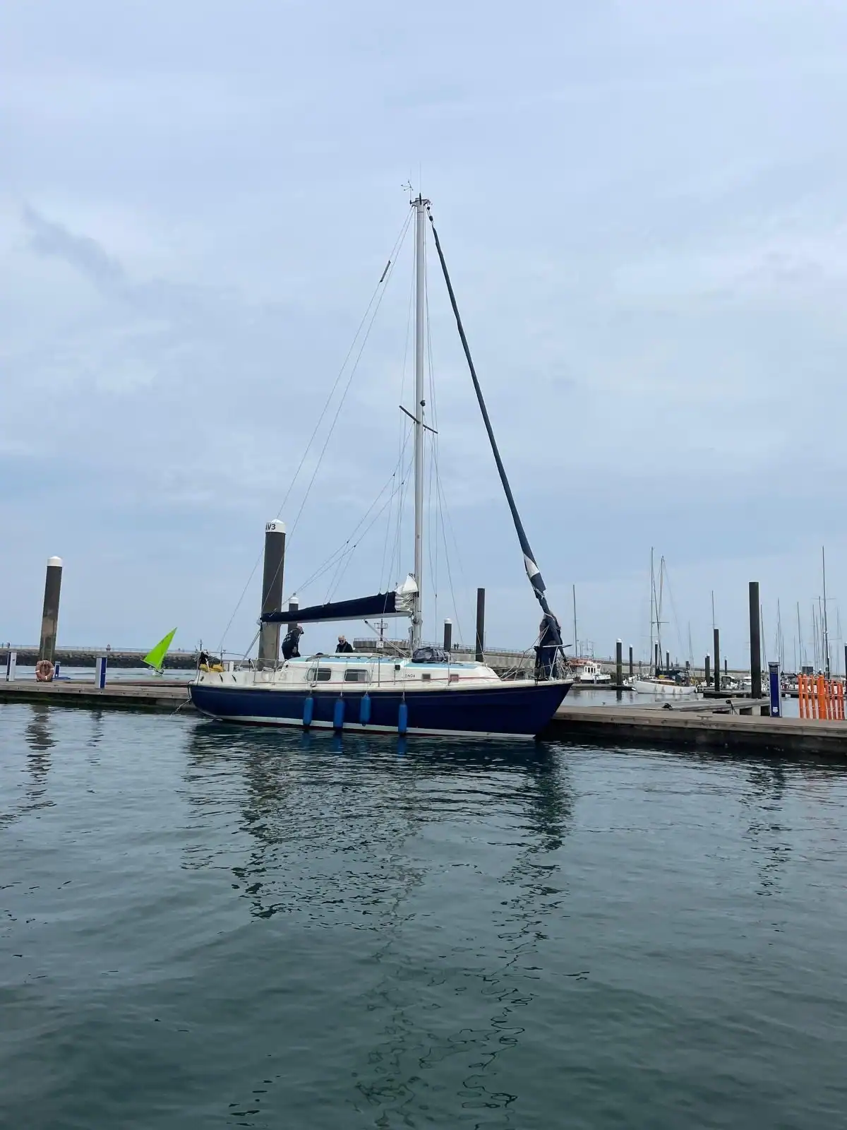 Yacht Onda alongside a pontoon